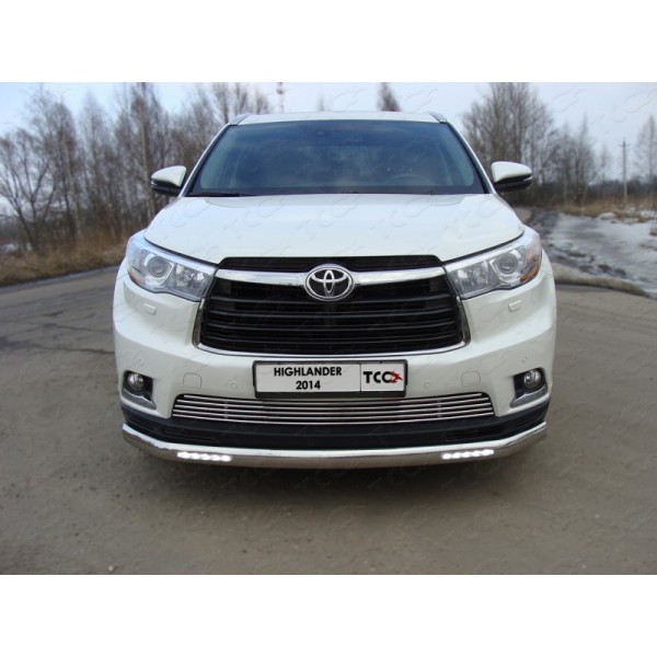 Защита переднего бампера Toyota Highlander с 2014 (овальная с ходовыми огнями)