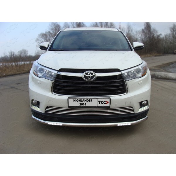 Защита переднего бампера Toyota Highlander с 2014 (с ходовыми огнями)