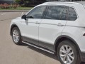 VOLKSWAGEN TIGUAN 2020- (кроме R-LINE) Пороги труба 75х42 овал с проступью VGO-003575