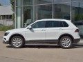 VOLKSWAGEN TIGUAN 2020- (кроме R-LINE) Пороги труба 75х42 овал с проступью VGO-003575