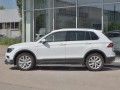 VOLKSWAGEN TIGUAN 2020- (кроме R-LINE) Пороги труба 120х60 овал с проступью VGO-003576