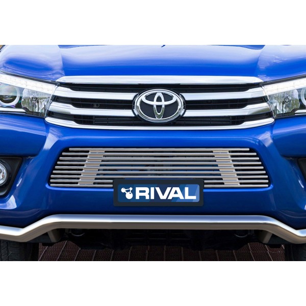 Накладка на решётку бампера Toyota Hilux с 2015